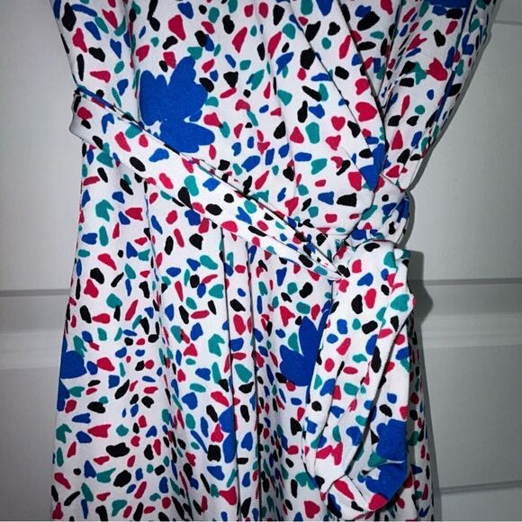 VICKYTIEL Floral Funfetti Print Split Short Sleeve Full Wrap Hi-Low Dress - Picture 9 of 15